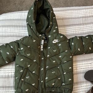 Nike Green Puffer Jacket with Hooded Design